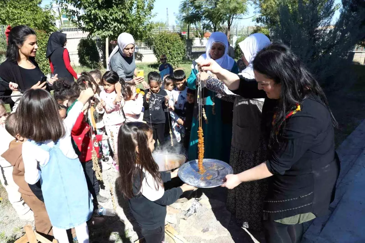 Diyarbakır’da Çocuklar Bağ Bozumu ve Bulamaç Etkinliği Düzenledi