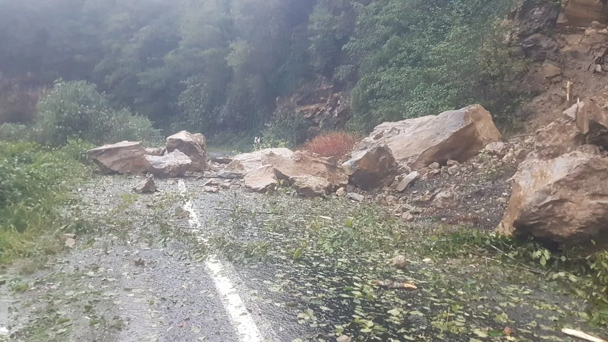 Giresun’da heyelan: Grup yolu ulaşıma kapandı